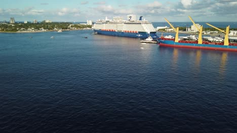 Enorme-Crucero-Saliendo-Del-Muelle-Y-Girando-Para-Salir-Del-Puerto-Hacia-Mar-Abierto-Cargado-De-Pasajeros-Para-Unas-Vacaciones-En-El-Caribe