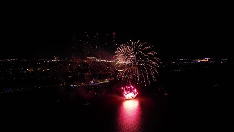 Feuerwerk-Bei-Nacht-über-Einem-Fluss,-Quebec,-Kanada,-Rechts-Schwenken