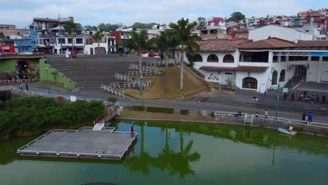 Luftbild-Mit-Drohne-Der-Brücke-Des-Sees-In-Xalapa,-Veracruz