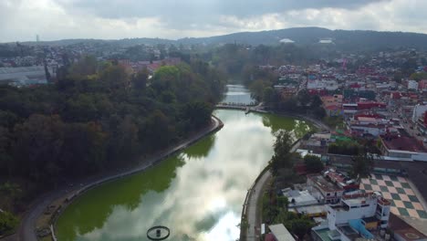 Aerial-view-with-drone-of-the-bridge-of-walk-of-the-lake-in-Xalapa,-Veracruz