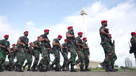Das-Kommando-Der-Indonesischen-Armeespezialeinheiten,-Das-Eine-Spezielle-Operation-Für-Die-Indonesische-Regierung-Durchführte,-Wobei-Der-Beste-Winkel-Tapfer-Vor-Dem-Hintergrund-Der-Monas-Marschierte