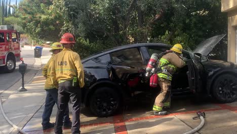 firefighters-open-Tesla-to-extinguish-fire