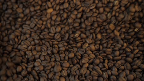 Nahaufnahme-Von-Kaffeebohnen-Nach-Dem-Bratenmischen-Zum-Abkühlen,-Zeitlupendetails