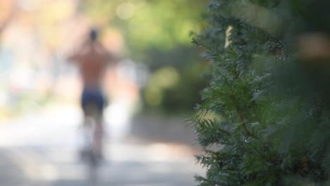 Fuera-De-Foco-Ciclista-En-El-Carril-Bici-De-Nueva-York-A-Lo-Largo-De-La-Autopista-Del-Lado-Oeste