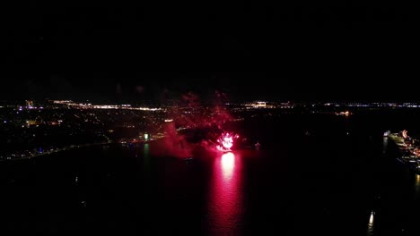 Fuegos-Artificiales-En-La-Noche-Sobre-Un-Río,-Quebec,-Canadá