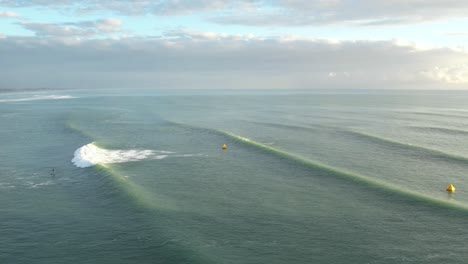 Aerial-view-of-early-morning-waves-rolling-into-Scarborough-Bay,-Sumner