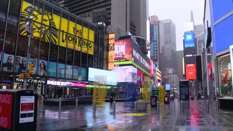 Ein-Regnerischer,-Trostloser-Time-Square-In-Den-Ersten-Monaten-Von-Covid