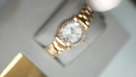 Vertikale-Luxus-Chopard-Gold-Schweizer-Uhr-Mit-Teuren-Schimmernden-Diamanten,-Zurückziehen,-Um-Zu-Verwischen