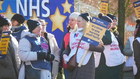 NHS-Krankenschwestern-Streiten-Um-Faire-Bezahlung,-Schwenken-Transparente-Und-Fahnen-Vor-Dem-Britischen-Krankenhaus