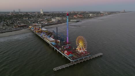 Luftaufnahme-Rund-Um-Den-Historischen-Vergnügungspier-Der-Insel-Galveston,-Herbstabend-In-Den-Usa---Kreisen,-Drohne-Erschossen