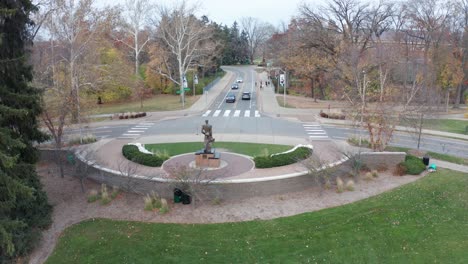 Die-Spartanische-Statue-An-Der-Michigan-State-University-Mit-Drohnenvideo-In-Bewegung