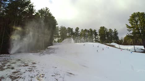 Beschneiung-In-Einem-Skigebiet.--Drohnenvideo