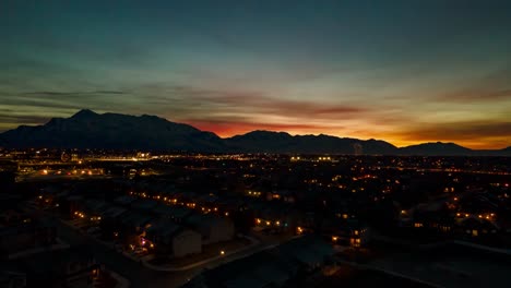 Aerial-Hyper-Lapse-Bei-Sonnenaufgang-über-Lehi,-Utah-Mit-Blick-Auf-Die-Wasatch-Front