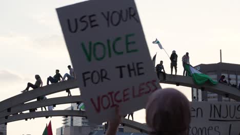 Freie-Palästina-demonstranten-Auf-Bogen-In-Nathan-Phillips-Square,-Toronto,-Kanada