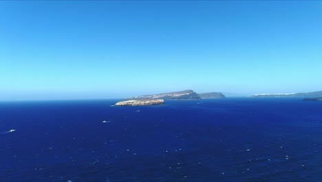 Luft-4k-Blaues-Meer-Und-Himmel-Draufsicht-über-Akrotiri-Santorini-Griechenland