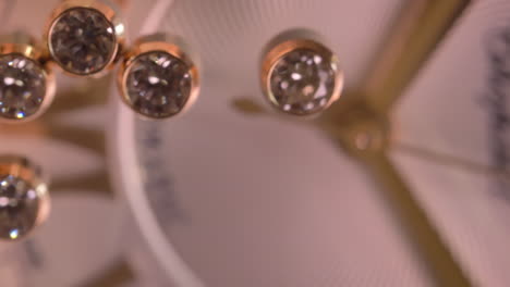 Reloj-Chopard-De-Lujo-Esfera-Macro-Bokeh-Con-Costosos-Diamantes-Brillantes-Movimiento-En-La-Esfera