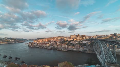 Porto,-Portugal,-Patrimonio-De-La-Unesco,-Casas-De-La-Ciudad-Vieja-Y-Río-Douro-Con-Barcos-Durante-La-Hora-Dorada-Del-Amanecer-Timelapse