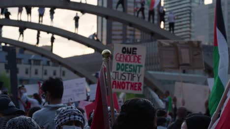 Freie-Palästina-Demonstranten-In-Nathan-Phillips-Square,-Toronto,-Kanada