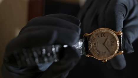 Vertikaler-Uhrmacher,-Der-Luxusuhren-Der-Marke-Chopard-Aus-Gold-Und-Diamanten-Im-Juweliergeschäft-Von-Barcelona-Hält