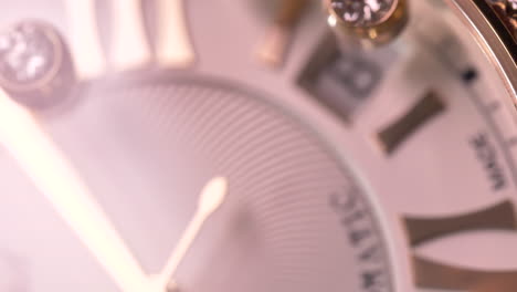 Esfera-De-Reloj-De-Lujo-Chopard-Bokeh-Macro-Con-Costosos-Diamantes-Brillantes-Movimiento-En-La-Esfera