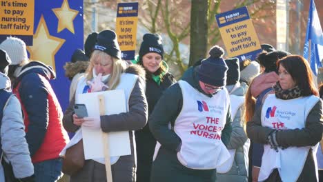 überarbeitete-Nhs-krankenschwestern-Streiken-An-Einem-Kalten-Wintermorgen-Vor-Dem-St-Helens-Hospital-Für-Faire-Entlohnung-Und-Bessere-Pflege-Und-Schwenken-Banner-Und-Fahnen