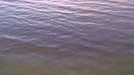 Enthüllung-Eines-Sonnenuntergangs-über-Wasser,-Drohnenvideo