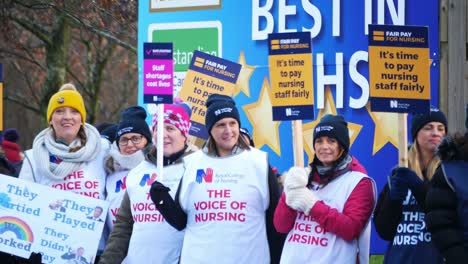 NHS-Krankenschwestern-Streiken-Für-Eine-Faire-Bezahlung-Des-Personals-Und-Schwenken-Transparente-Und-Fahnen-Vor-Dem-Britischen-Krankenhaus