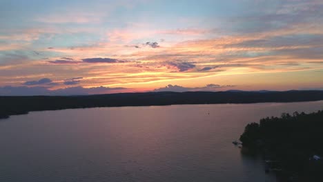 Roter-Sonnenuntergang-über-Einem-See