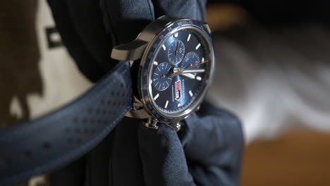 Vertikale-Nahaufnahme-Uhrmacher,-Der-Zeit-Auf-Luxus-armbanduhr-Mit-Blauem-Gesicht-Von-Chopard-Einstellt