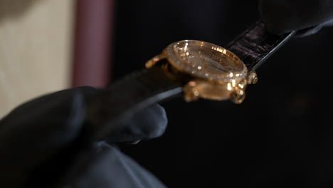 Vertikaler-Uhrmacher,-Der-Luxusgold-Und-Funkelnde-Diamantmarkenuhr-Von-Chopard-Hält