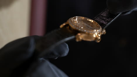 Horólogo-Vertical-Con-Reloj-De-Marca-Chopard-De-Oro-Y-Diamantes-Brillantes-De-Lujo