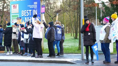Enfermeras-De-Hospitales-Del-Reino-Unido-Protestan-Por-Salarios-Justos,-Con-Pancartas-Y-Banderas-En-Huelga-Del-Sector-Público
