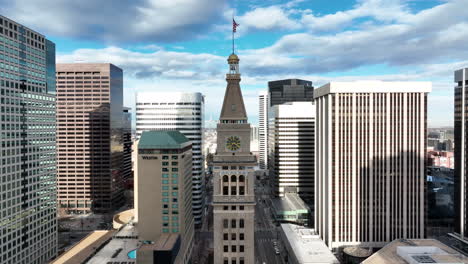 épica-Plataforma-Rodante-Aérea-Hacia-Daniels-Y-Fisher-Tower,-Centro-De-Denver,-Colorado