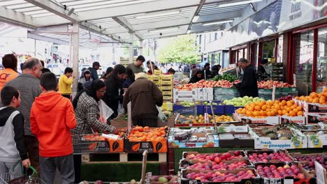 London,-England---Oktober,-15-2022:-Südasiatische-Käufer-Auf-Einem-Markt-Am-Southall-Broadway,-West-London