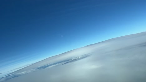 Wolkenschichten-Aus-Einem-Jet-Cockpit-Bei-Einer-Rechtskurve-Mit-Blick-Auf-Den-Jet-Halo-über-Den-Wolken