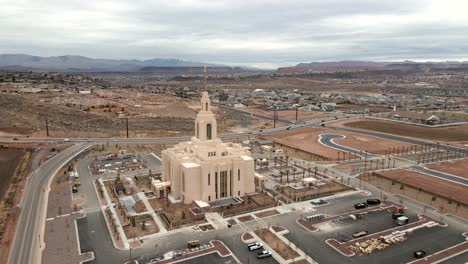 Red-Cliffs-Tempel-Der-Kirche-Jesu-Christi-Der-Heiligen-Der-Letzten-Tage---Luftüberführung