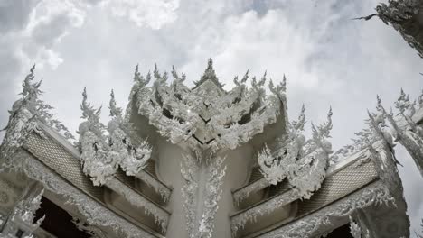 Weiße-Tempelgebäudearchitektur-In-Chiang-Rai-Thailand