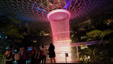 Das-Juwel-Am-Singapur-Changi-Flughafen-Mit-Spektakulärer-Lichtformation