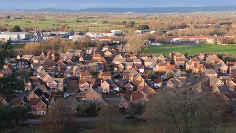 Una-Urbanización-Con-Un-Grupo-De-Casas-De-Ladrillo-Rojo-En-Desarrollo-En-La-Ciudad-Rural-Occidental-De-Glastonbury-En-Somerset,-Inglaterra