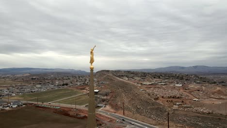 ángel-Moroni-En-Lo-Alto-Del-Templo-De-Los-Acantilados-Rojos-En-St