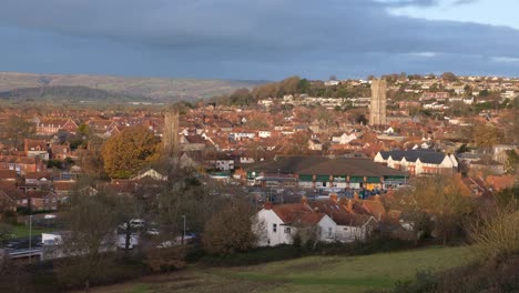 Ciudad-Del-Oeste-De-Glastonbury-En-Somerset-Con-Casas-De-Ladrillo-Rojo,-Edificios-E-Iglesias-En-La-Ciudad-Rural-De-La-Campiña-Inglesa