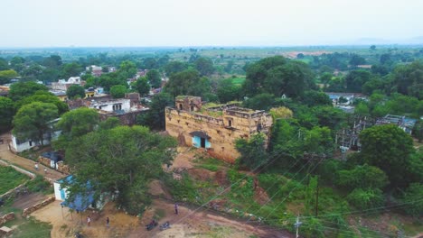 Toma-Aérea-De-Un-Viejo-Edificio-Abandonado-O-Haveli-En-Un-Pueblo-Rural-De-Gwalior,-India