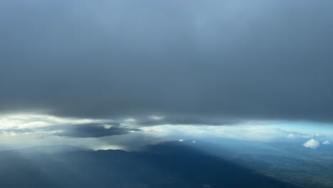 Aufnahme-Aus-Einem-Jet-Cockpit,-Aus-Der-Sicht-Des-Piloten,-Während-Er-Beim-Steigflug-Unter-Einigen-Grauen-Wolken-Hindurchfliegt