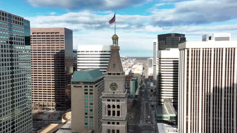 Vista-Inclinada-Hacia-Abajo-Del-Dron-Desde-Daniels-Y-Fisher-Tower-Hacia-La-Pista-De-Hielo,-Skyline-Park