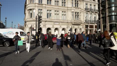 19-De-Enero-De-2023---Gente-Cruzando-La-Calle-Bridge-Street-Road-En-Westminster