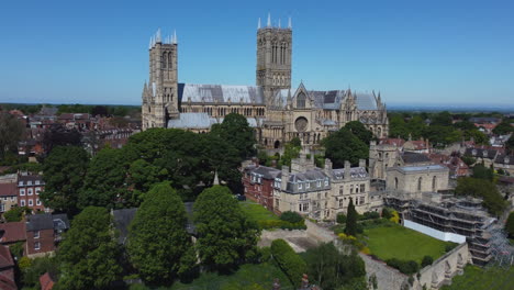 Einrichtung-Einer-Drohne,-Die-An-Einem-Sonnigen-Tag-In-Großbritannien-In-Richtung-Lincoln-Cathedral-Geschossen-Wurde