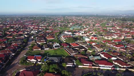 Video-De-Drones-Del-Municipio-Suburbano-De-Alta-Densidad-De-Cascadas-En-Harare,-Zimbabwe