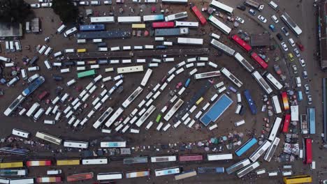 Drohnenvideo-Eines-Busbahnhofs-In-Harare,-Simbabwe