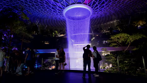 La-Joya-En-El-Aeropuerto-Changi-De-Singapur-Con-Una-Espectacular-Formación-De-Luces