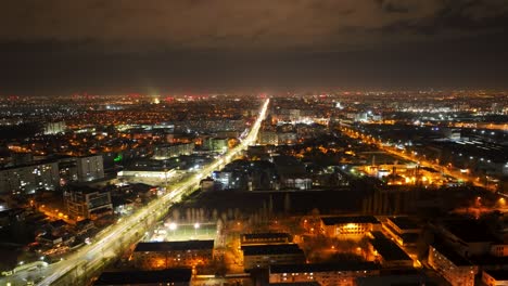 Hiperlapso-De-Vuelo-Sobre-La-Ciudad-De-Bucarest-Por-La-Noche-Con-Tráfico-En-El-Bulevar-Principal